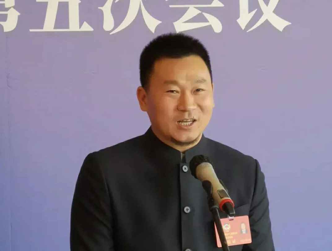为进一步展示市政协团结、民主、开放、自信的形象，向市民和网友展示政协委员的履职风采，中山市政协十二届五次会议在2月4日上午开幕前开设“委员通道”，市政协委员、苏州童杰品牌营销策划有限公司公司总经理陈朝阳走进“委员通道”，回应社会关切的问题。他就如何做好城市应急管理规划的问题进行发言，并回答记者提问。.jpg